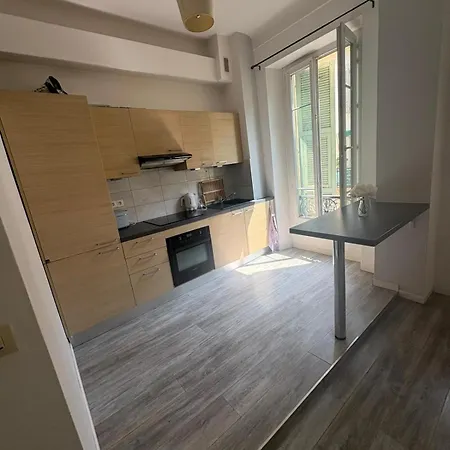 Apartment Large Flat W Balcony Centre *